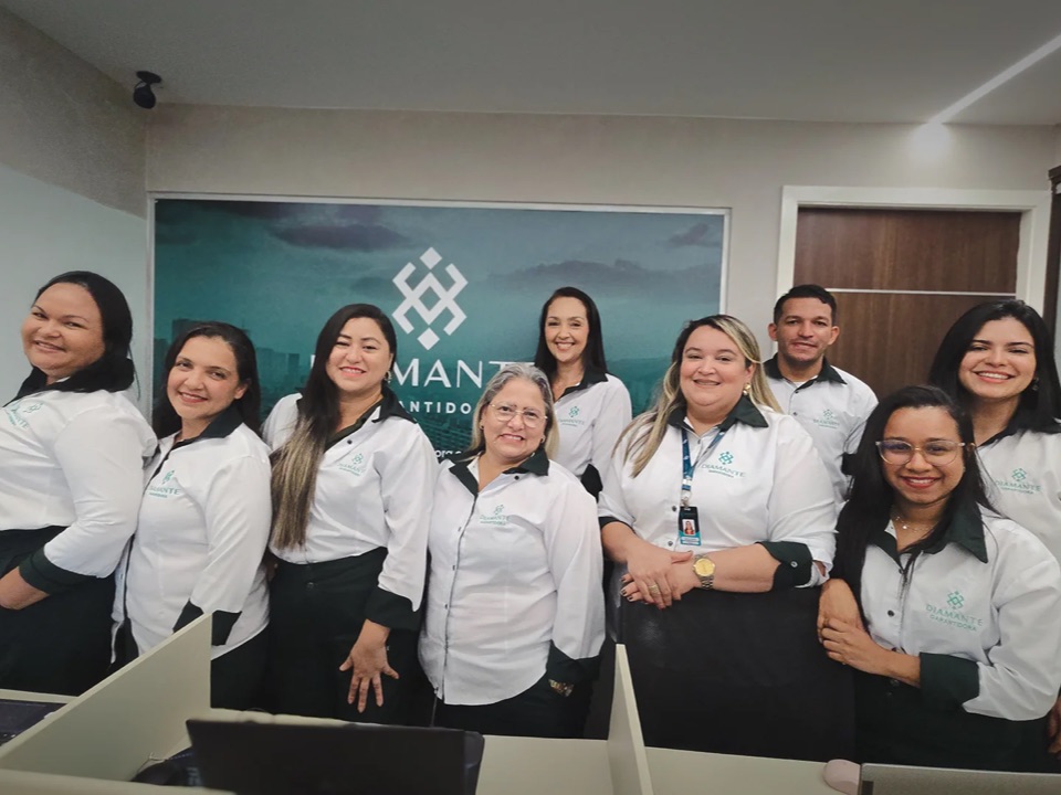 Equipe da Diamante Garantidora na sala de reunião da sede